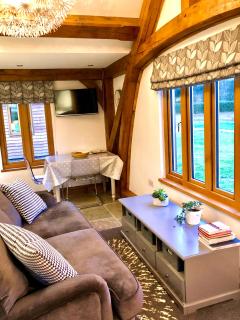 Quality Oak Barn with Hot Tub and Parking - 4