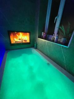 The Lansdowne Hideaway - Brought to you by Coastline Retreats - Newly Refurbished Town centre, Close to beach, Large Jet bath with TV, Netflix, swing and Parking Included - Bournemouth - 4