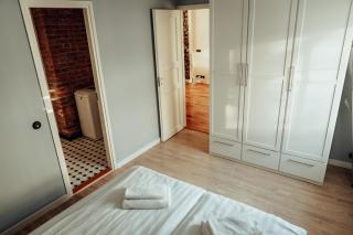 Central 1-bedroom Apartment with Bath & Balcony - 6