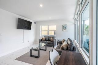The Purple Pelican Beachfront with Ocean Balcony Unit 1 - Fort Lauderdale - 7