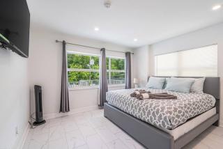 The Purple Pelican Beachfront with Ocean Balcony Unit 1 - Fort Lauderdale - 6