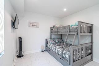The Purple Pelican Beachfront with Ocean Balcony Unit 1 - Fort Lauderdale - 2