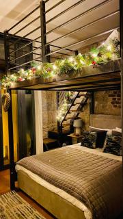 ROYAL WILLIAM YARD Luxury Apartments at "THE BRUCE" - FAMILY APARTMENT and Connecting DELUXE STUDIO - PRIVATE connecting lobby so BOOK BOTH For LARGER GROUPS - FREE ONSITE PARKING - 1