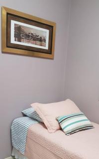 Quarto HOME OFFICE no CENTRO com Cama Box de solteiro - WIFI - TV - banheiro - Sala de Estar e cozinha - Apto compartilhado com Anfitriões experientes em hospedar - Superhost no BnB 5 estrelas - 7