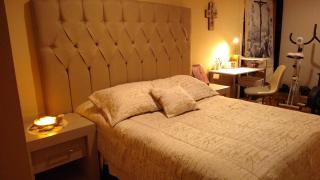 Habitación matrimonial con cama y sofá para cuatro personas - Tlaxcalancingo - 0