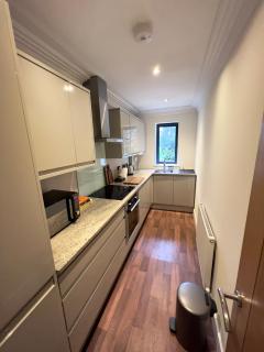 Modern and cozy 2-guest flat with gated parking - Kingston upon Thames - 4