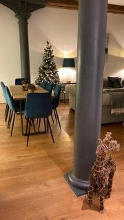 ROYAL WILLIAM YARD Luxury Apartments at "THE BRUCE" - FAMILY APARTMENT and Connecting DELUXE STUDIO - PRIVATE connecting lobby so BOOK BOTH For LARGER GROUPS - FREE ONSITE PARKING - 2