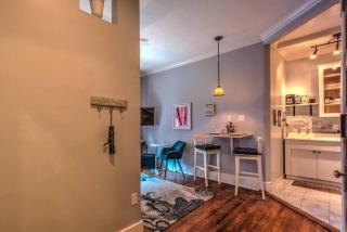 Splendid Colonial in Midtown with Parking - 2