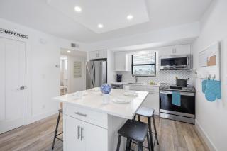 Island-style riverfront condo with pools and spas - 8