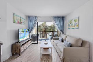 Island-style riverfront condo with pools and spas - 2