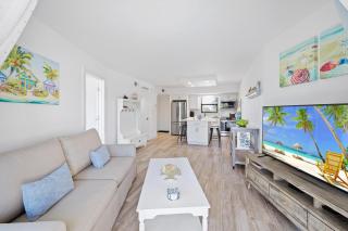 Island-style riverfront condo with pools and spas - 3