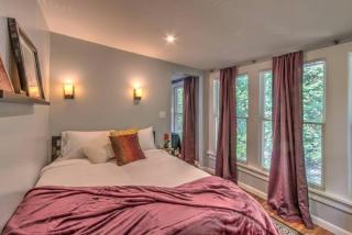 Historic but Modern with Relaxing Natural Light - 0