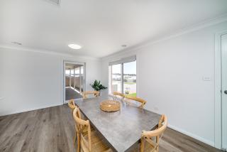 Modern Escape in Quiet Neighbourhood - 2