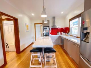 Stunning Hobart 3-bed home- close to shopping centers - 4