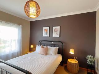 Stunning Hobart 3-bed home- close to shopping centers - 2