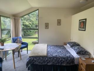 Quail Haven Queen Room - Aongatete - 6
