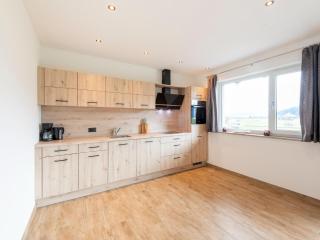 Modern holiday flat with spacious balcony - Piesendorf - 2