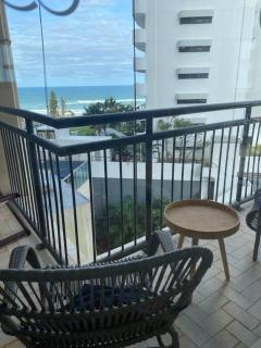Fabulous Sea Views in the heart of Surfers - 0