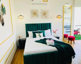 BluO Studio Noida - BathTub, Gym, Balcony, Garden - 9