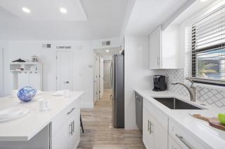 Island-style riverfront condo with pools and spas - 7