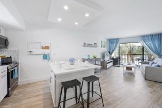 Island-style riverfront condo with pools and spas - 5
