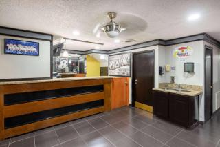Super 8 by Wyndham Tulsa/Arpt/St Fairgrounds - Tulsa - 4