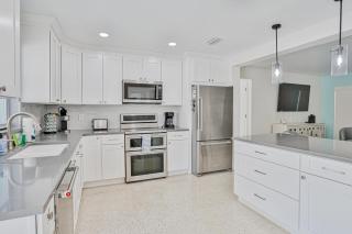 Corner By The Coast - Largo - 2