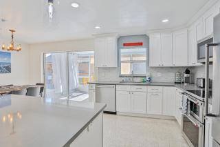 Corner By The Coast - Largo - 1