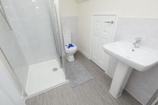 Prime Location & Free Parking Stylish 3-Bed Home - Leicester - 2