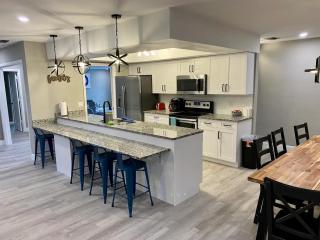 Spacious 5 bedrooms 3 bathrooms Family-Friendly Home With Heated salt Pool - Clearwater - 5