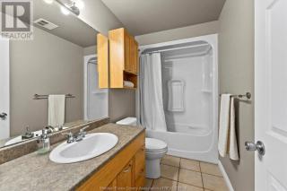 3 Bedroom basement unit with Free Parking , WiFi. - Windsor - 7
