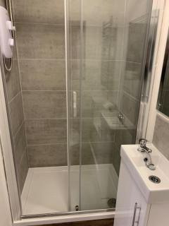 4. Immaculate 2 Bedroom Flat - Birmingham - 5