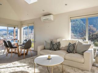 Central Style - 3 Bedroom Townhouse with Lakeview - 7