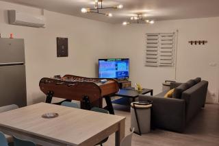 Maison " Pac-Man" climatisée - entre collègues, amis, famille - barbecue - Netflix - Prime - Baby foot 50cts - 6