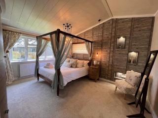 Hollicarrs - Kingfisher Lodge - York - 8