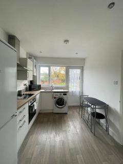 Lovely 3 Bedroom property with extensive parking - Birmingham - 1