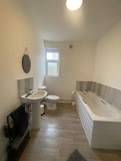 Lovely 3 Bedroom property with extensive parking - Birmingham - 2