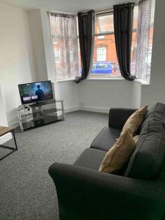 Lovely 3 Bedroom property with extensive parking - 4