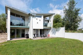 Lakeside property with spa access on a nature reserve Reid Villa CW01 - 0