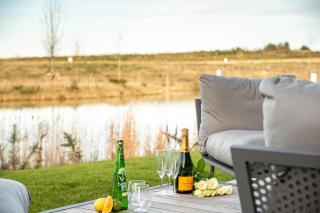 Lakeside property with spa access on a nature reserve Grays Cottage WI24 - 1