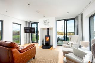 Lakeside property with spa access on a nature reserve Grays Cottage WI24 - 2