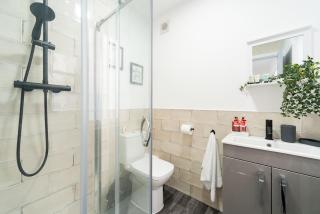 Nhyira Private Parking CHic Three Bedrooms Garage 2 Shower rooms Classy Home - 5