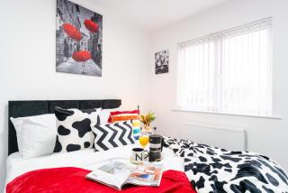 Nhyira Private Parking CHic Three Bedrooms Garage 2 Shower rooms Classy Home - 2