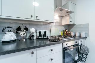 Nhyira Private Parking CHic Three Bedrooms Garage 2 Shower rooms Classy Home - 8