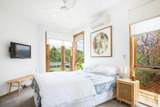 Maldas Retreat Pet Friendly Absolute Beachfront with Spa - Culburra Beach - 3