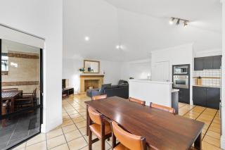 Pet Friendly Family Favourite - Kangaroo and Fairway Views with Air Con - Dunsborough - 1
