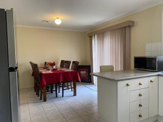 4 Beds-Whole House-U2-9 Dennis Street-Reservoir - Melbourne - 2