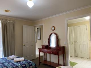 4 Beds-Whole House-U2-9 Dennis Street-Reservoir - Melbourne - 3