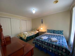 4 Beds-Whole House-U2-9 Dennis Street-Reservoir - Melbourne - 4