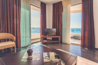 Love Live Hotel - Sutomore - 9